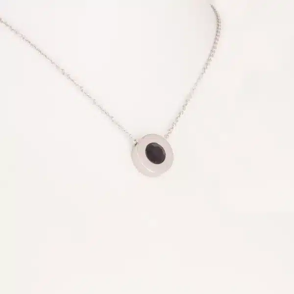 Ein Magnetanhänger mit einem schwarzen Zirkoniastein und Kette