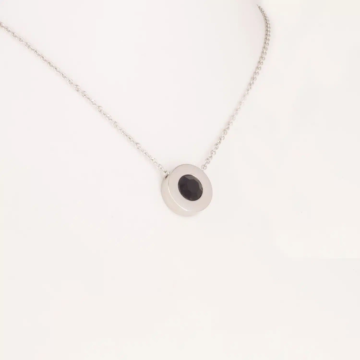 Ein Magnetanhänger mit einem schwarzen Zirkoniastein und Kette
