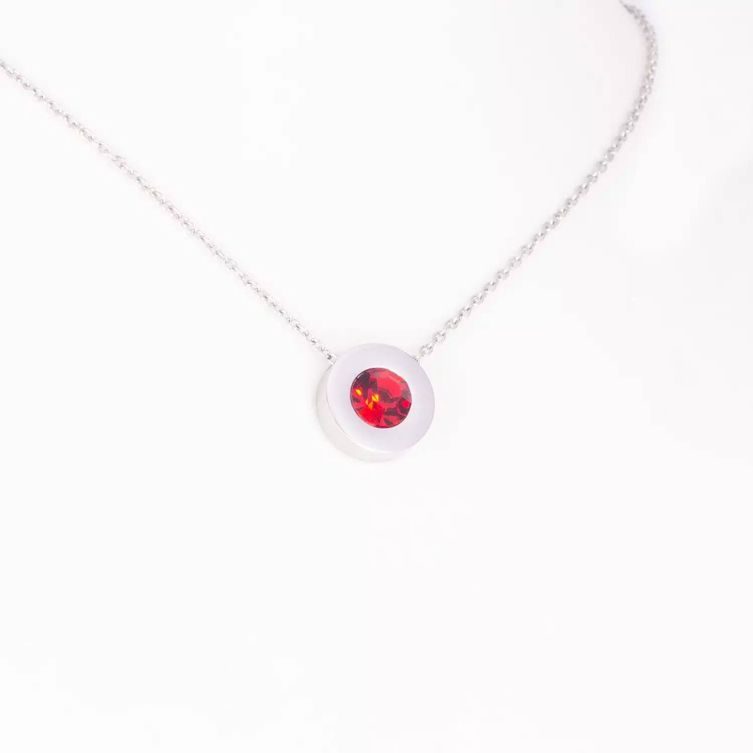 Ein Magnetanhänger mit einem roten Zirkoniastein und Kette