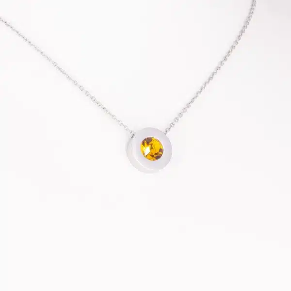 Ein Magnetanhänger mit einem bernsteinfarbenen Zirkoniastein und Kette