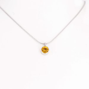 Magnetanhänger Stille Kraft mit einem bernsteinfarbenen Zirkonia