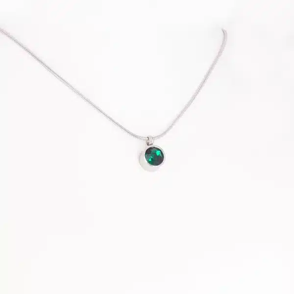 Ein Magnetanhänger mit einem dunkelgrünen Zirkoniastein und Kette