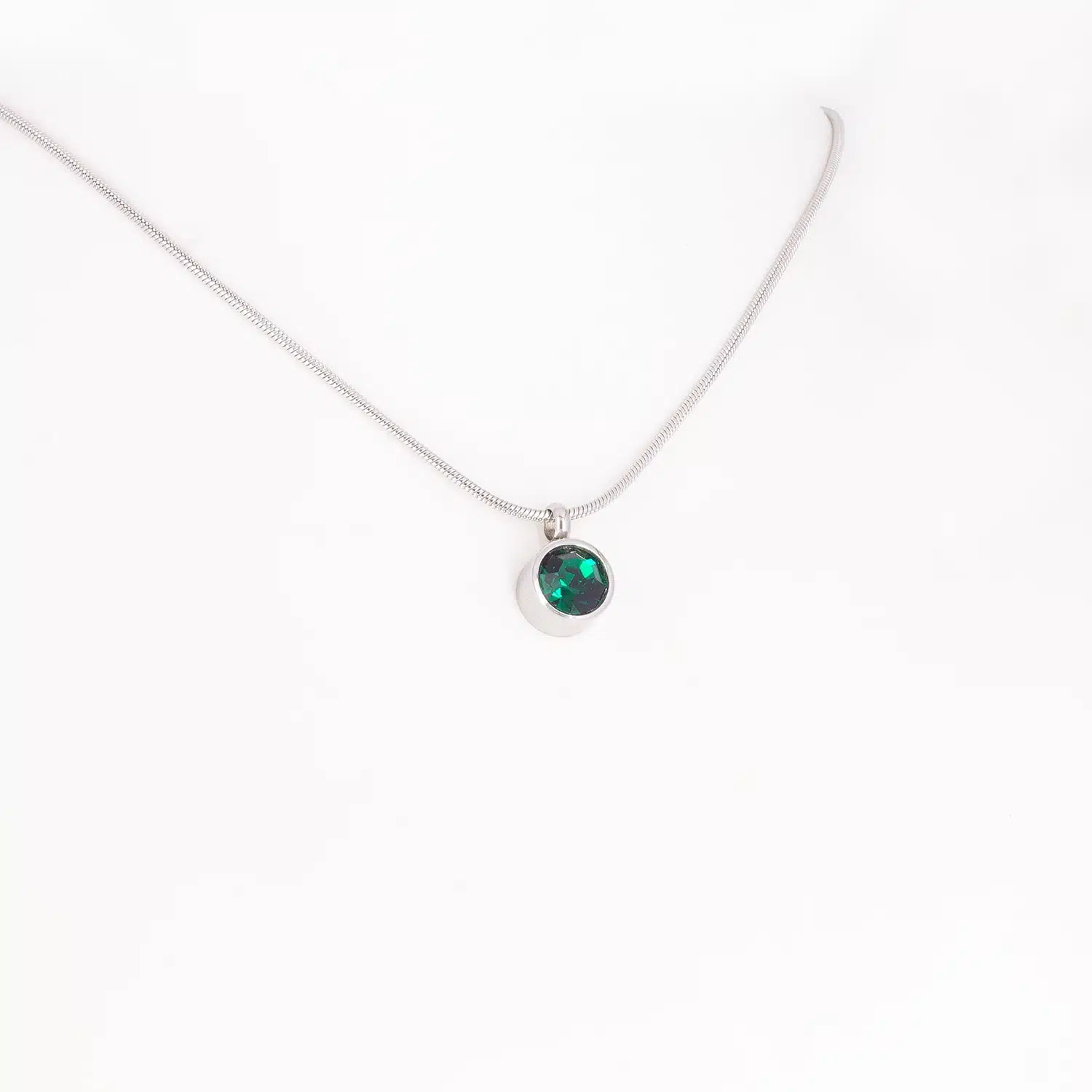 Ein Magnetanhänger mit einem dunkelgrünen Zirkoniastein und Kette