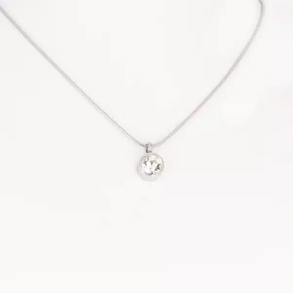 Ein Magnetanhänger mit einem weißen Zirkoniastein und Kette
