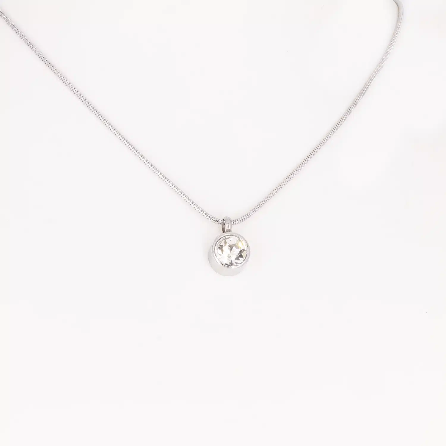 Ein Magnetanhänger mit einem weißen Zirkoniastein und Kette
