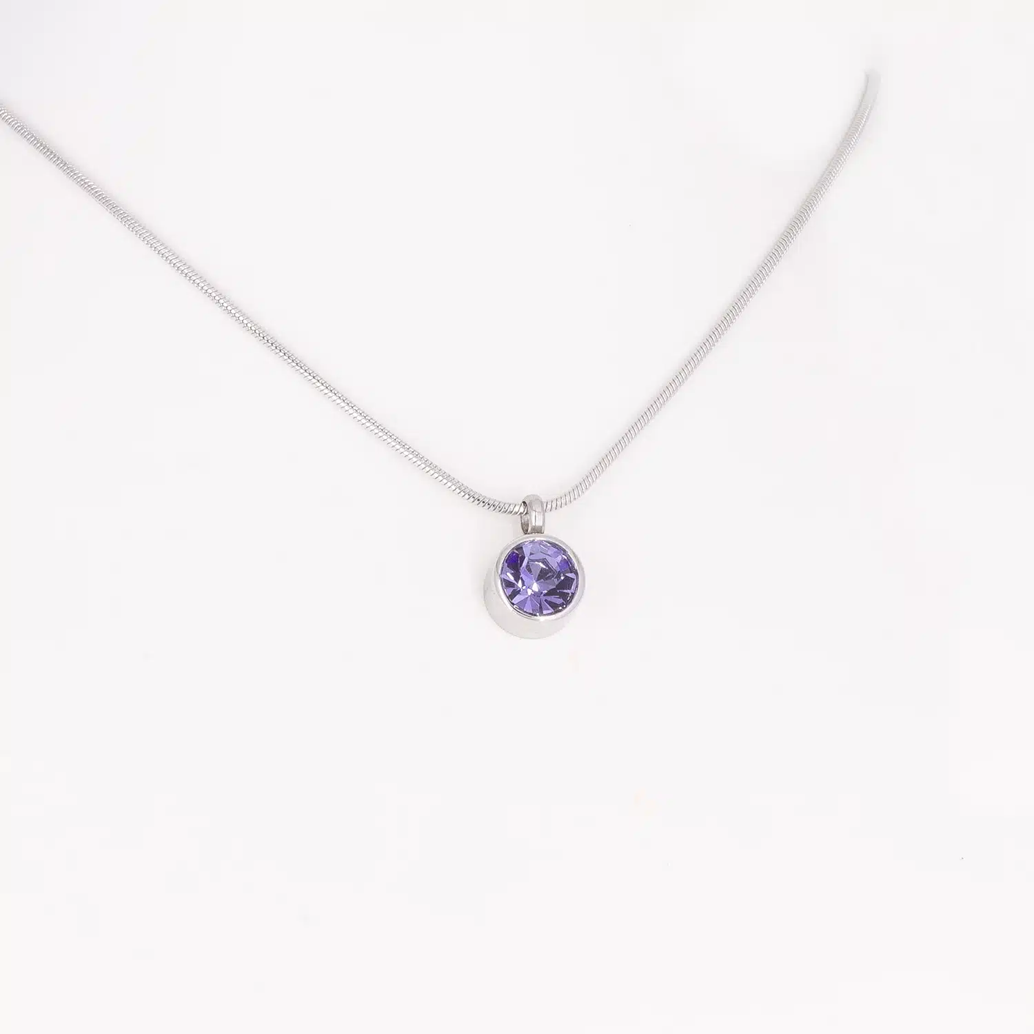 Ein Magnetanhänger mit einem lilafarbenen Zirkoniastein und Kette