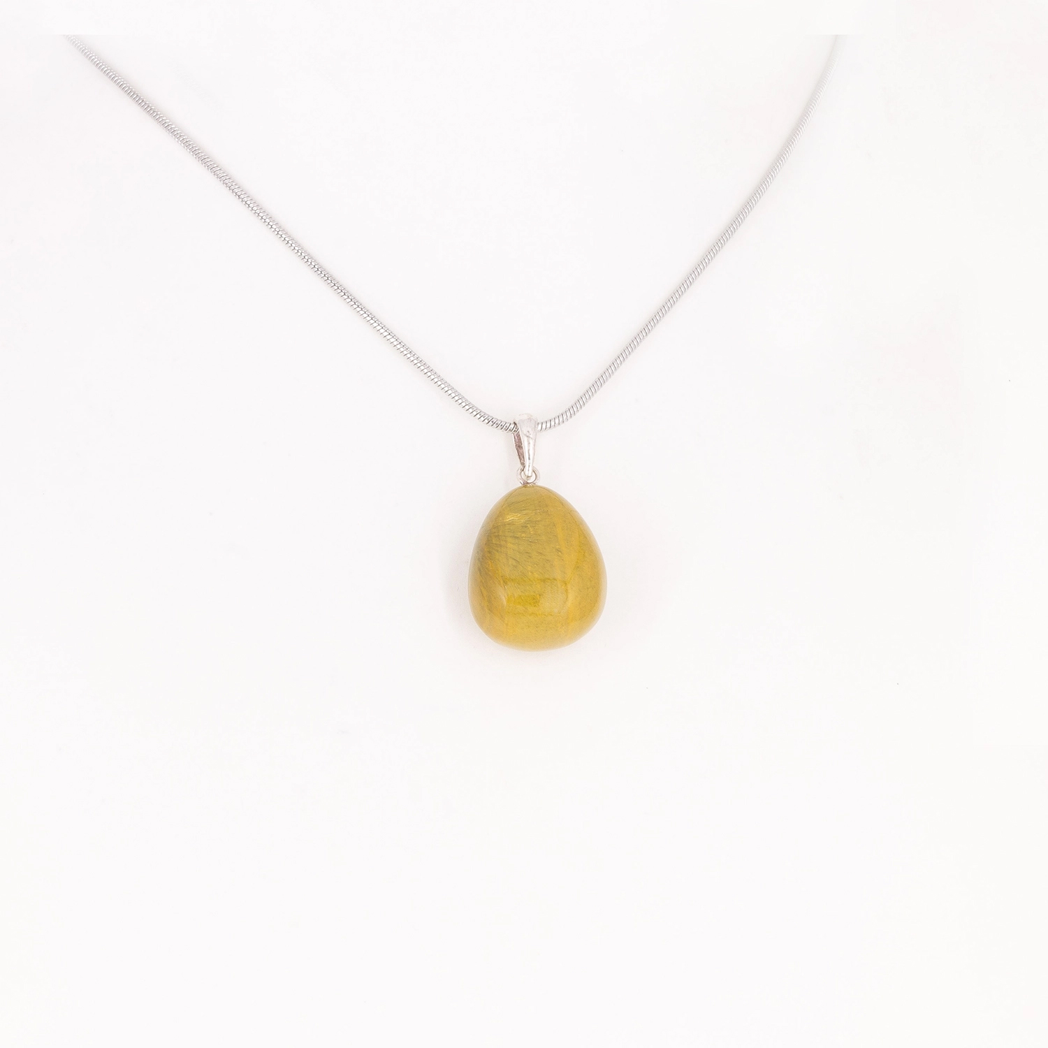 Ein Edelsteinanhänger aus Ozean Jaspis mit einer Magnetkette