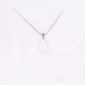 Ein Edelsteinanhänger aus Girasolquarz mit einer Magnetkette