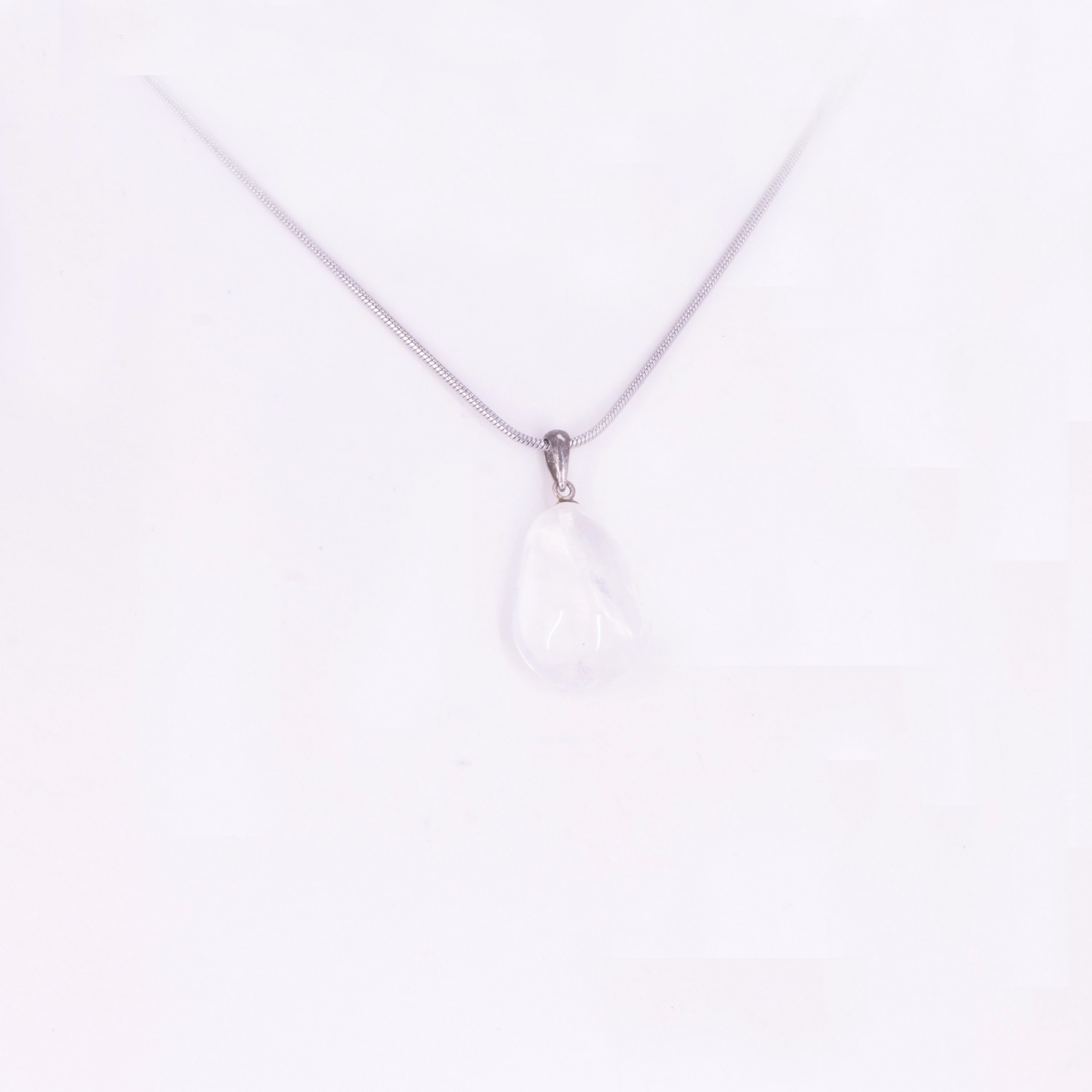 Ein Edelsteinanhänger aus Girasolquarz mit einer Magnetkette