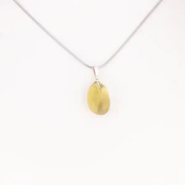 Ein Edelsteinanhänger aus Limonenquarz mit einer Magnetkette