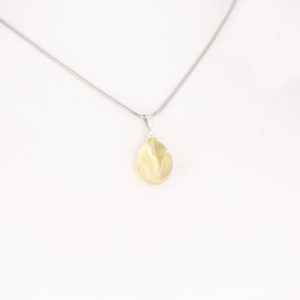 Ein Edelsteinanhänger aus Limonenquarz mit einer Magnetkette