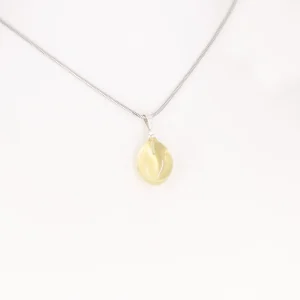 Ein Edelsteinanhänger aus Limonenquarz mit einer Magnetkette