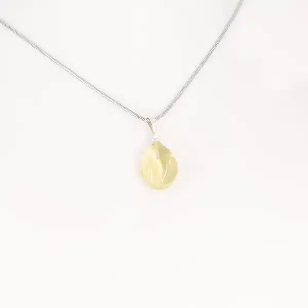 Ein Edelsteinanhänger aus Limonenquarz mit einer Magnetkette
