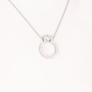 Der silberne Energieanhänger enthält einen großen und zahlreiche kleine Zirkoniasteine