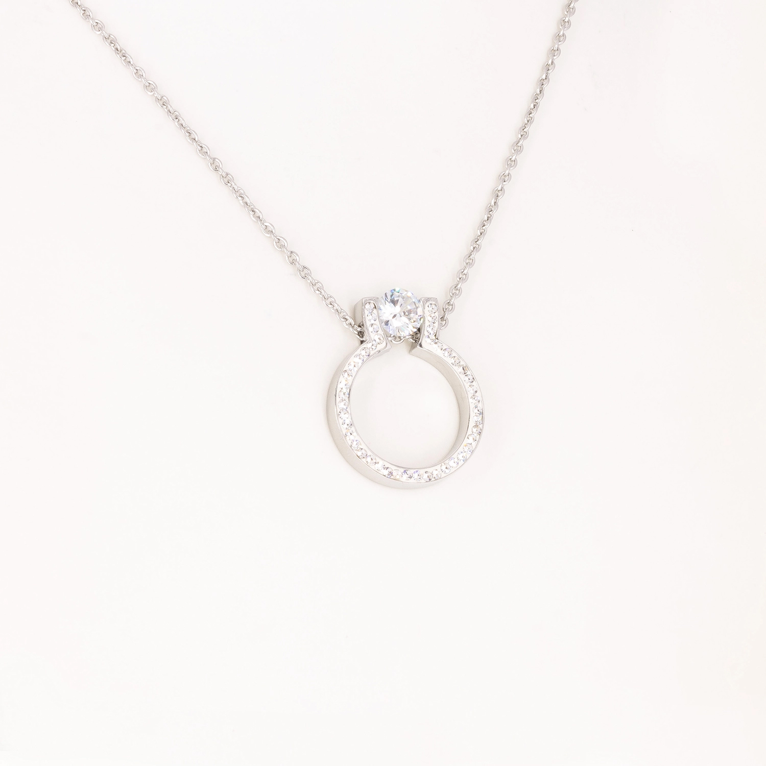 Der silberne Energieanhänger enthält einen großen und zahlreiche kleine Zirkoniasteine