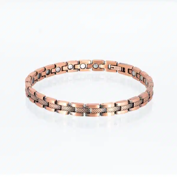 Ein Magnetarmband aus Kupfer mit einer Struktur in der Mitte