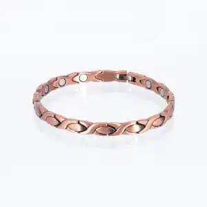 Ein Magnetarmband aus Kupfer mit Ellipsen und Kreuzen