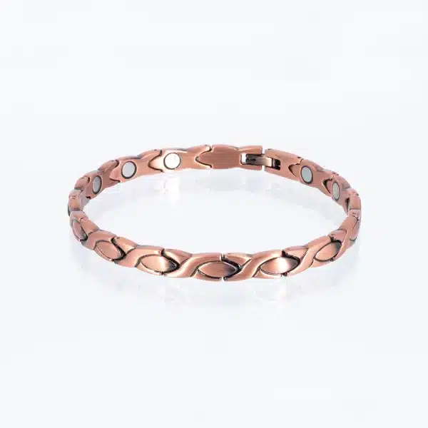 Ein Magnetarmband aus Kupfer mit Ellipsen und Kreuzen