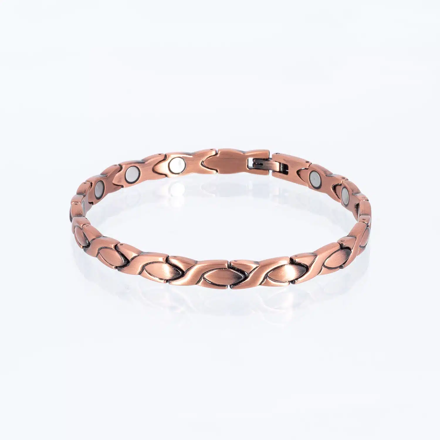 Ein Magnetarmband aus Kupfer mit Ellipsen und Kreuzen