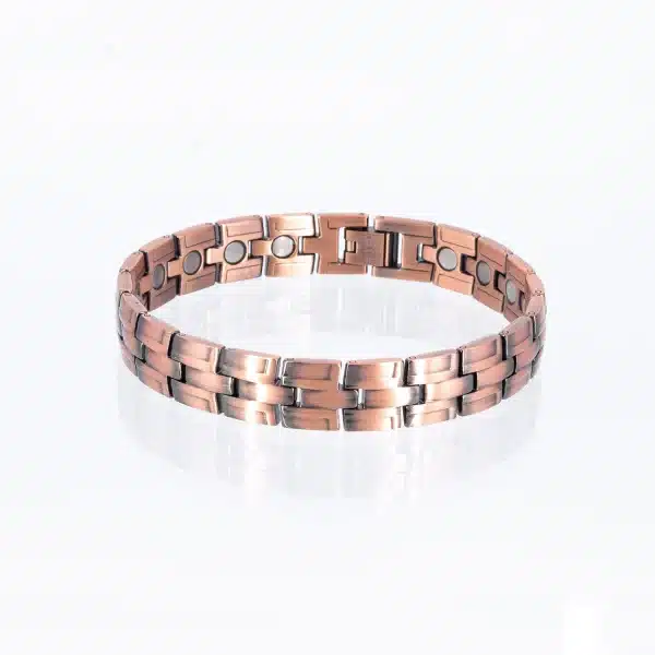 Ein Magnetarmband aus Kupfer, teilweise geschwärzt