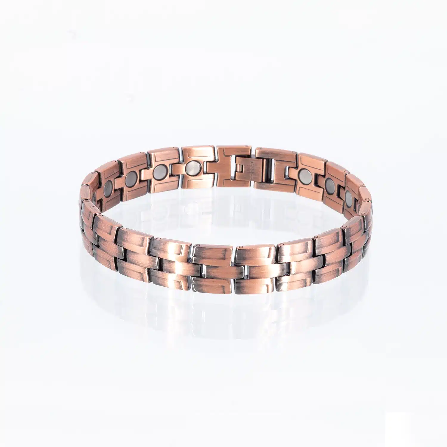 Ein Magnetarmband aus Kupfer, teilweise geschwärzt