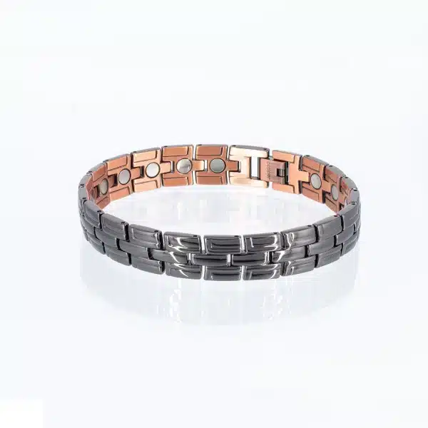 Ein Magnetarmband aus Kupfer mit einer schwarzen Beschichtung