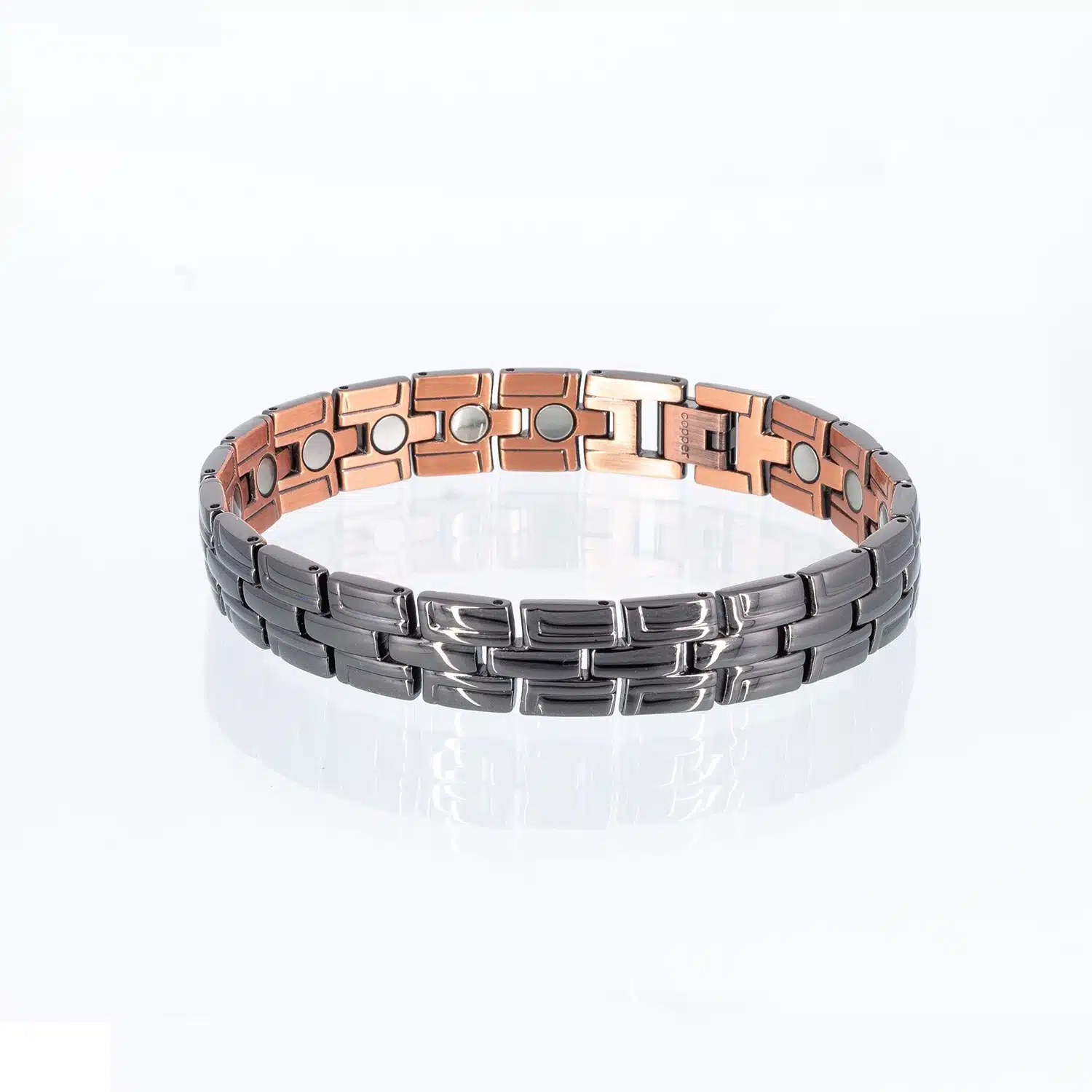 Ein Magnetarmband aus Kupfer mit einer schwarzen Beschichtung