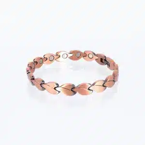 Ein Magnetarmband aus Kupfer mit Blütenblättern
