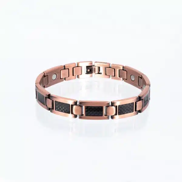Ein Magnetarmband aus Kupfer mit schwarzen Carbonfasereinlagen