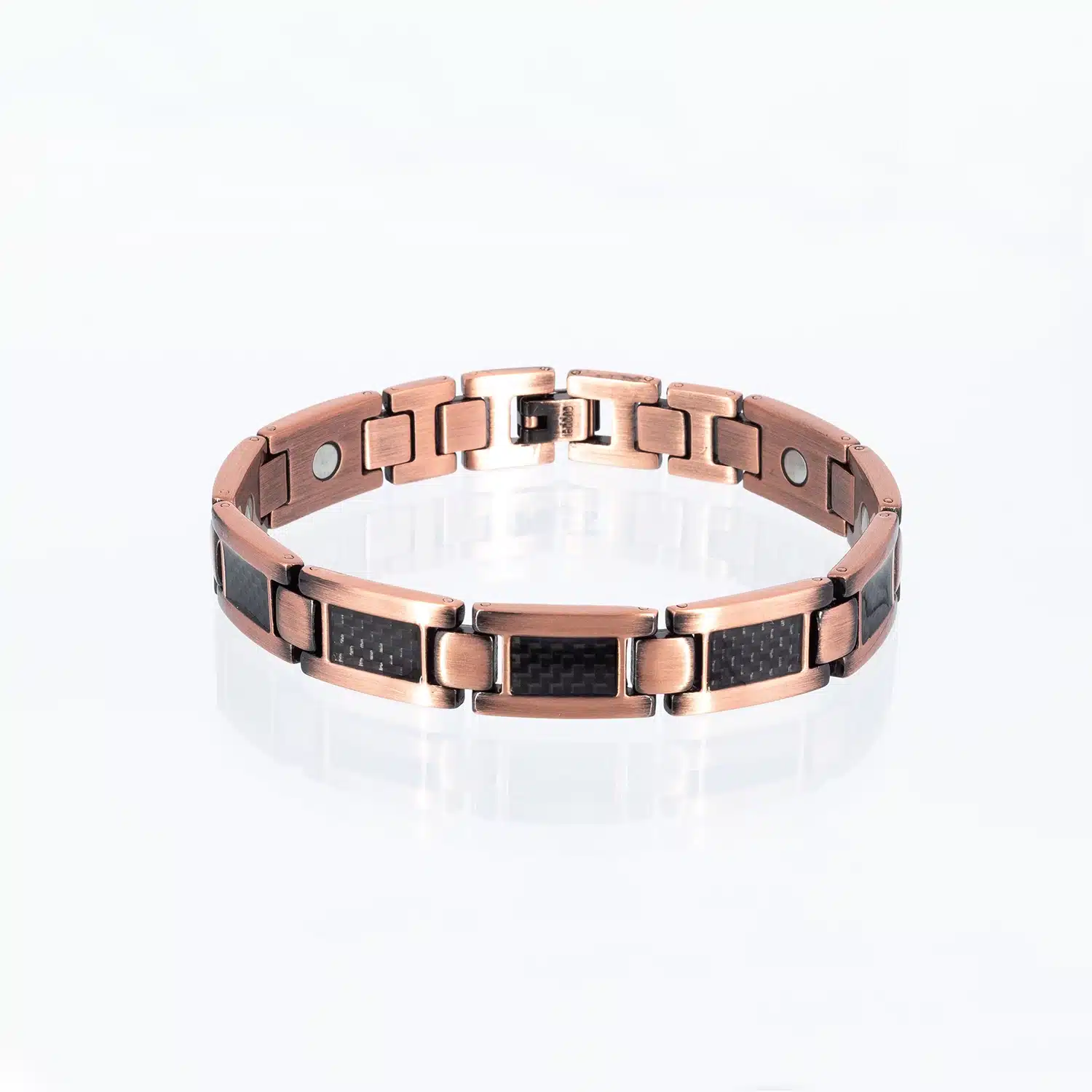 Ein Magnetarmband aus Kupfer mit schwarzen Carbonfasereinlagen