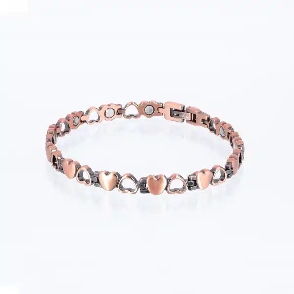 Ein Magnetarmband aus Kupfer mit Herzen