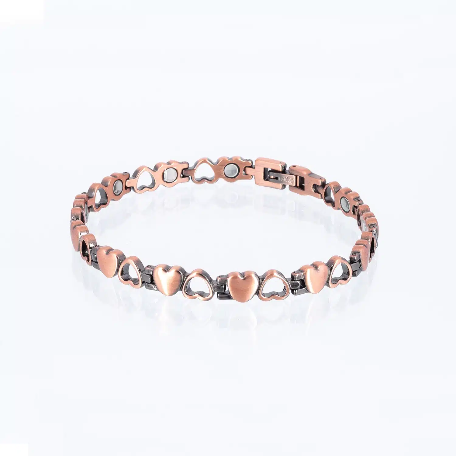 Ein Magnetarmband aus Kupfer mit Herzen