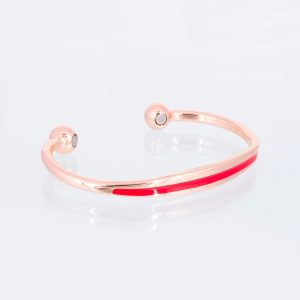 Kupferarmreif mit roter Emailleeinlage