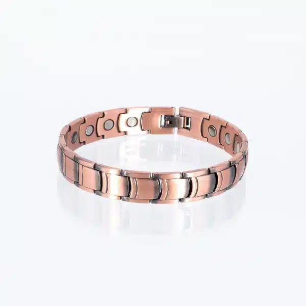 Ein Magnetarmband aus Kupfer, teilweise geschwärzt