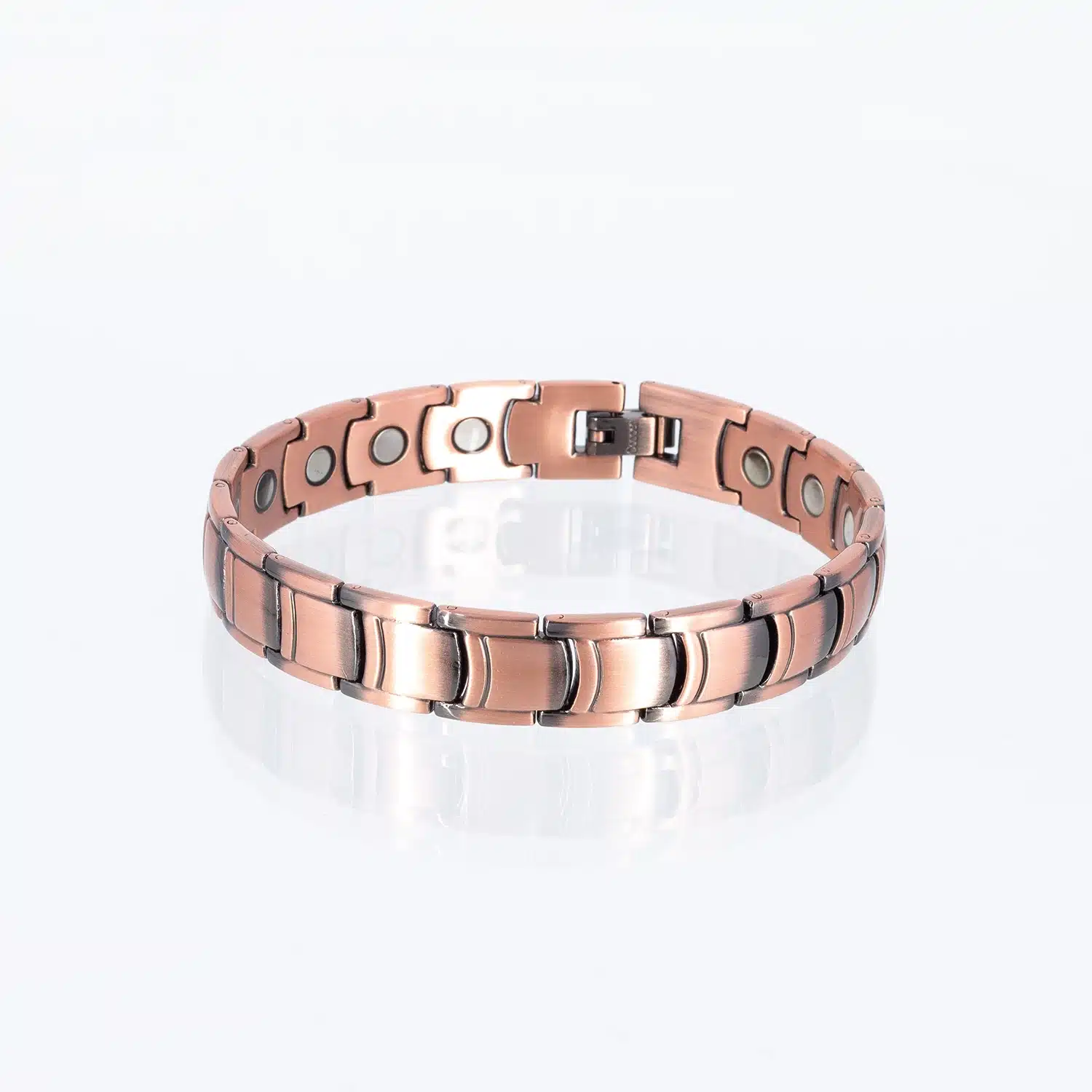 Ein Magnetarmband aus Kupfer, teilweise geschwärzt