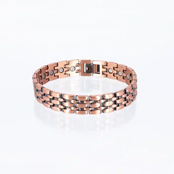 Ein Magnetarmband aus Kupfer, teilweise geschwärzt