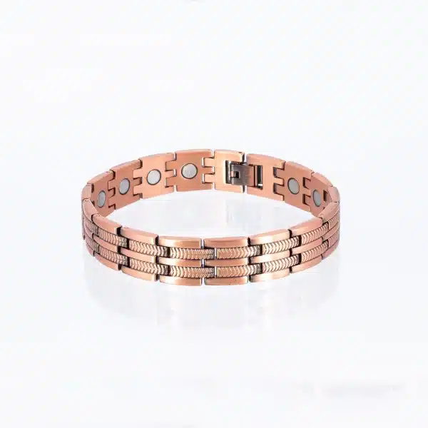 Ein Magnetarmband aus Kupfer, teilweise mit einer feinen Struktur