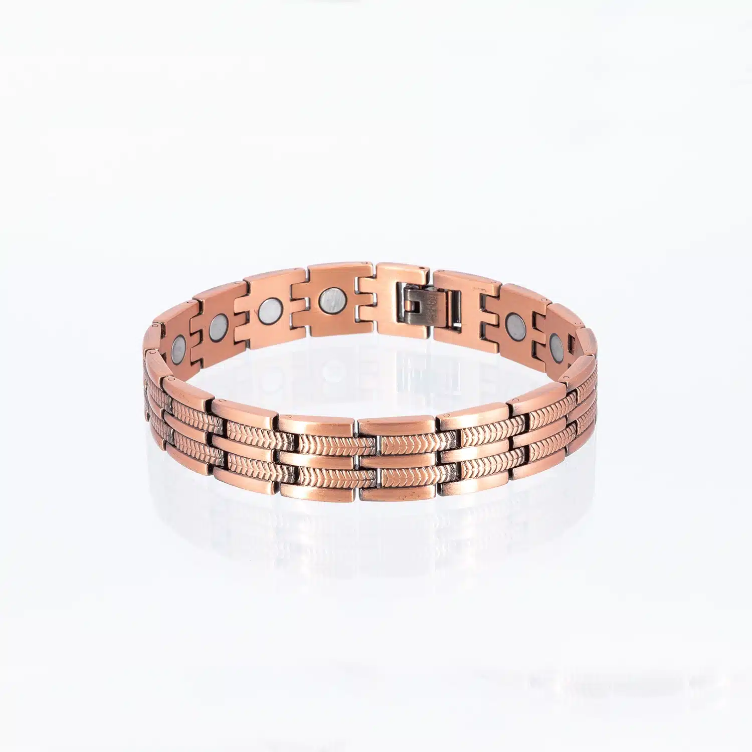 Ein Magnetarmband aus Kupfer, teilweise mit einer feinen Struktur