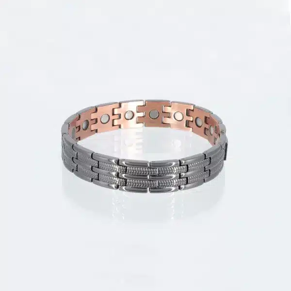 Ein Magnetarmband aus Kupfer mit einer chromfarbigen Beschichtung