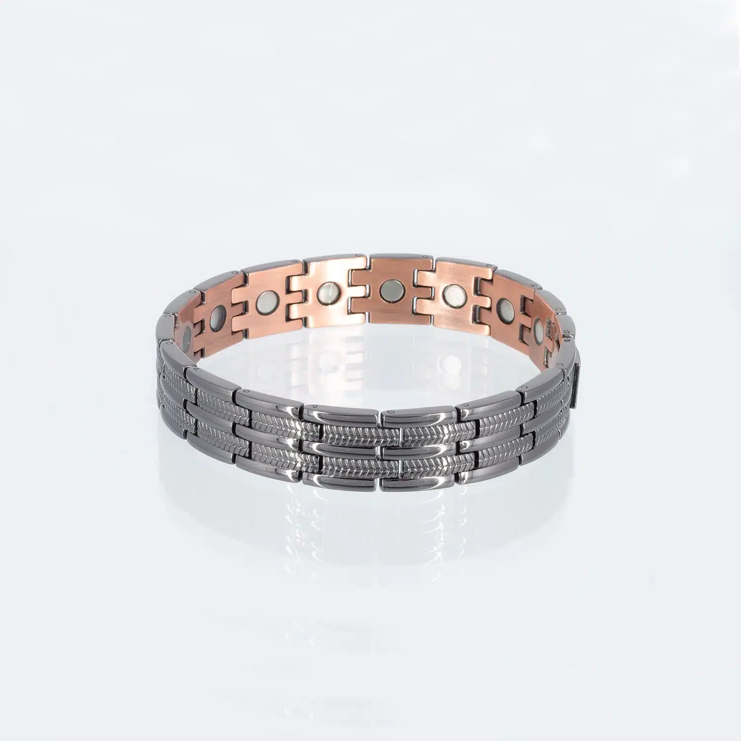 Ein Magnetarmband aus Kupfer mit einer chromfarbigen Beschichtung