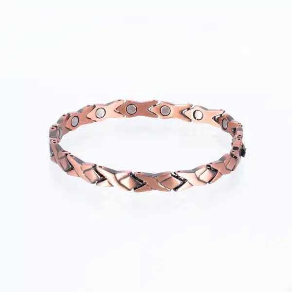 Ein Magnetarmband aus Kupfer mit Kreuzen und Rauten
