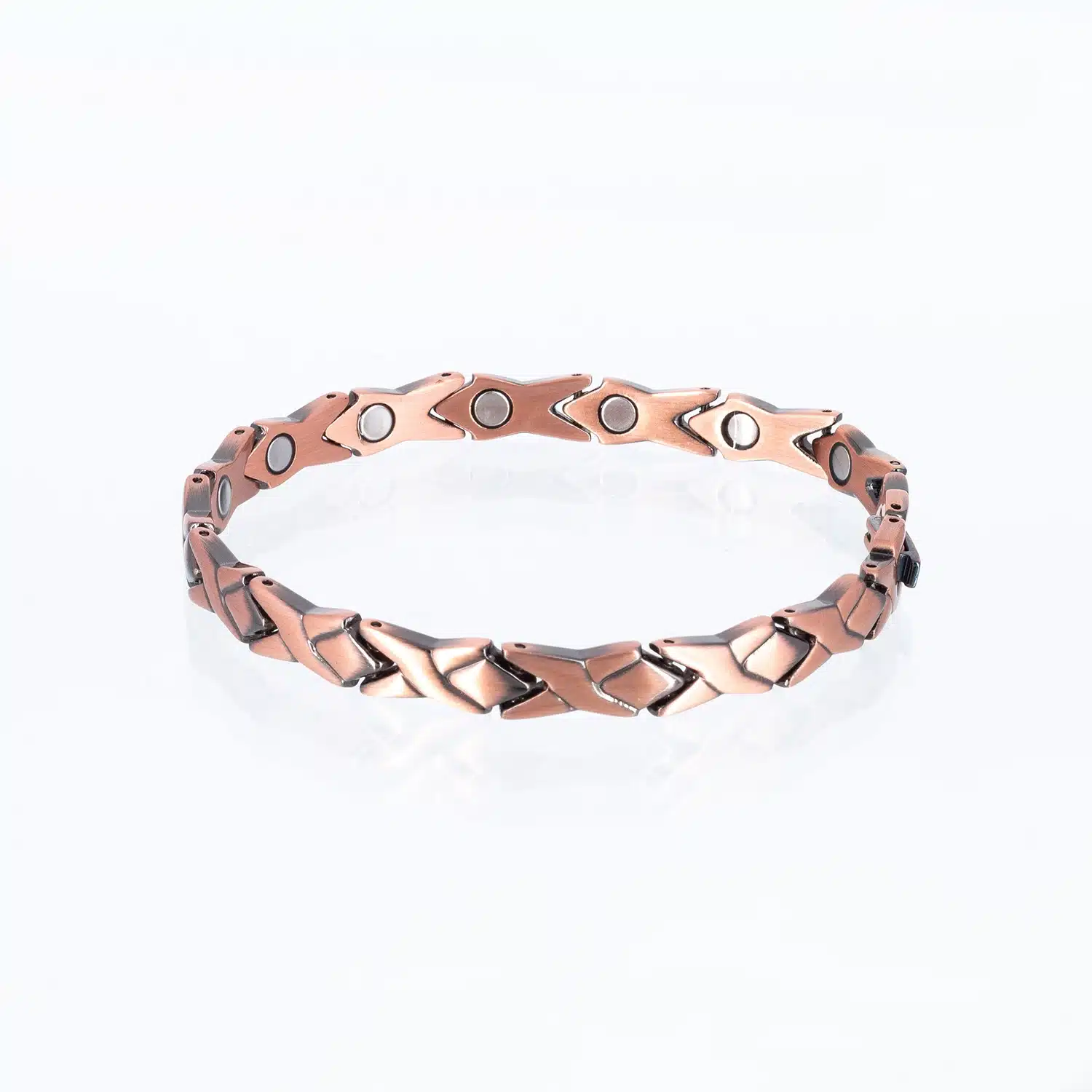 Ein Magnetarmband aus Kupfer mit Kreuzen und Rauten