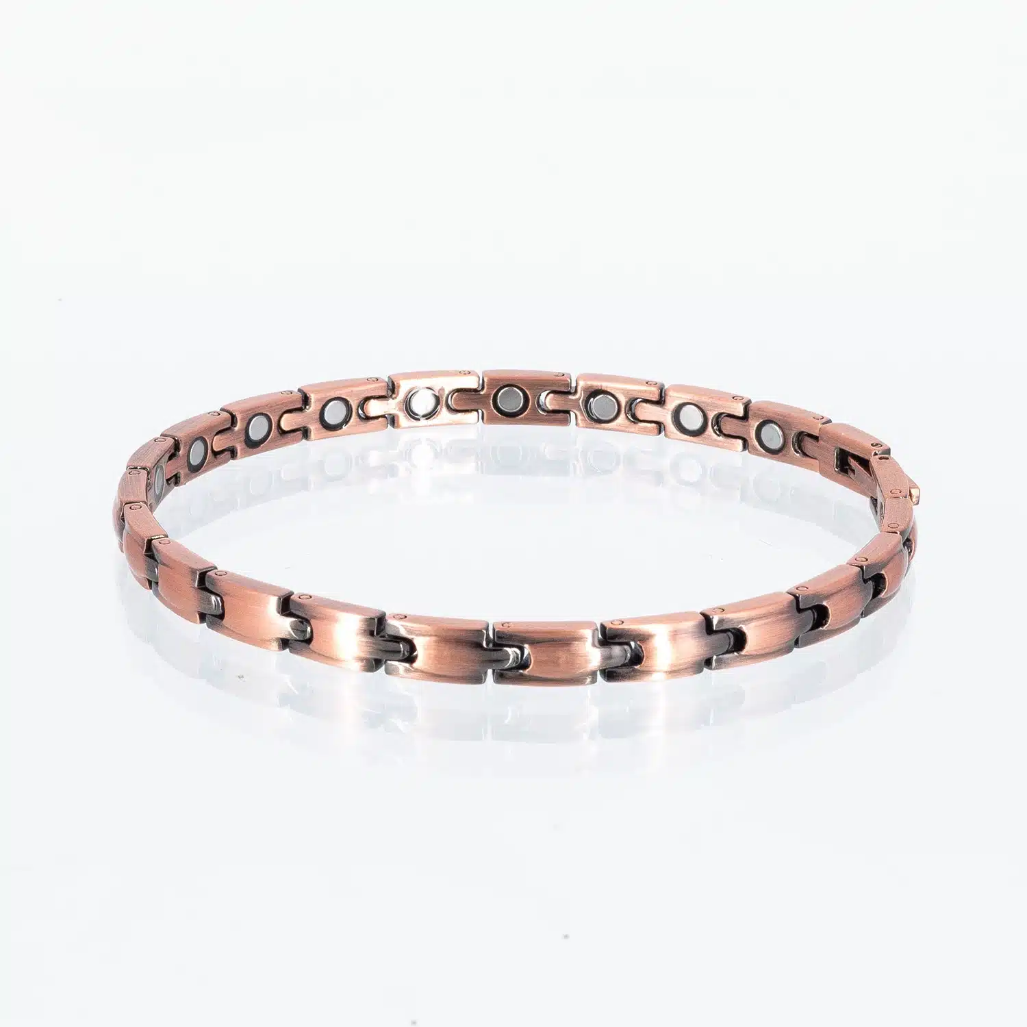 Ein schmales Magnetarmband aus Kupfer, teilweise geschwärzt