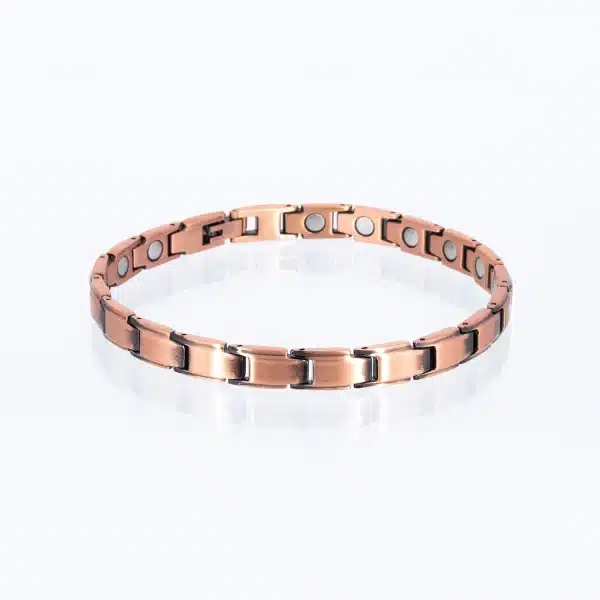 Ein Magnetarmband aus Kupfer, teilweise geschwärzt
