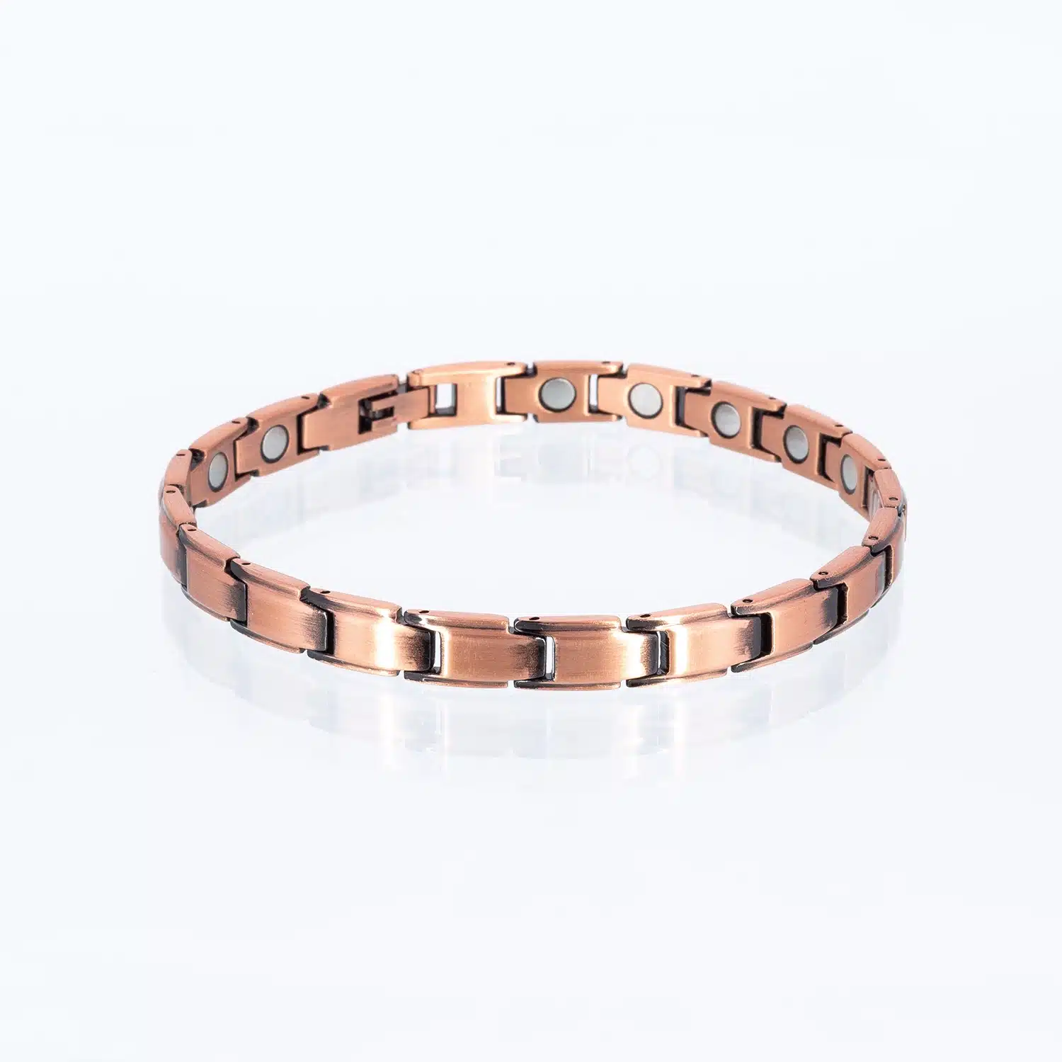 Ein Magnetarmband aus Kupfer, teilweise geschwärzt