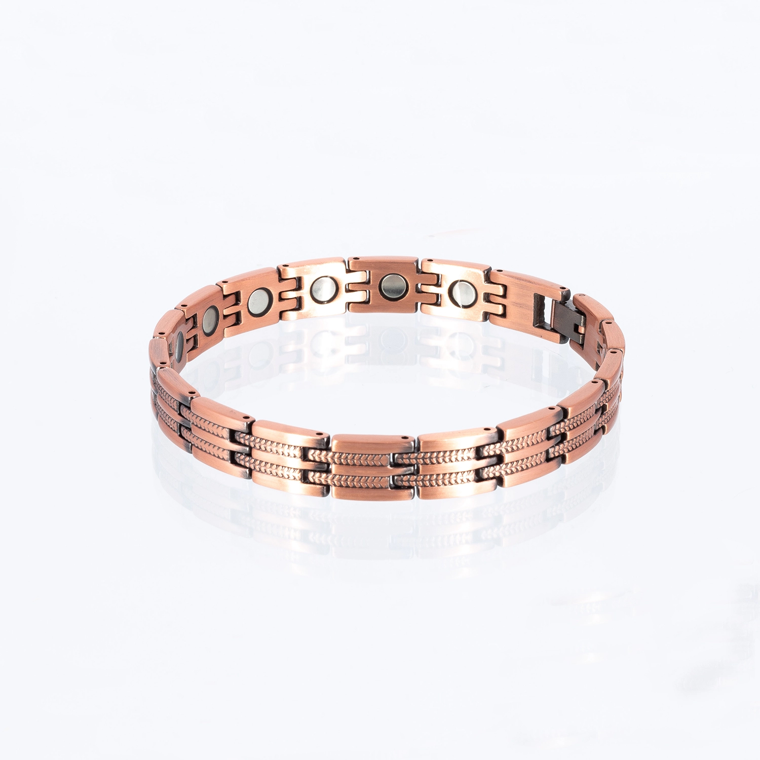 Ein Magnetarmband aus Kupfer, teilweise mit einer feinen Struktur