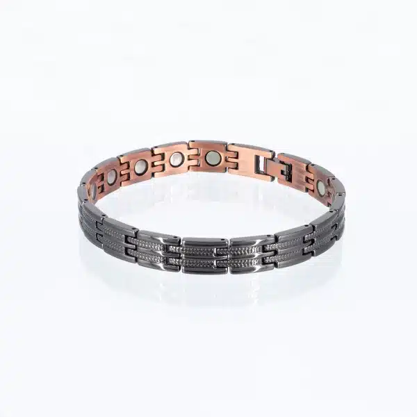 Ein Magnetarmband aus Kupfer mit einer schwarzen Beschichtung