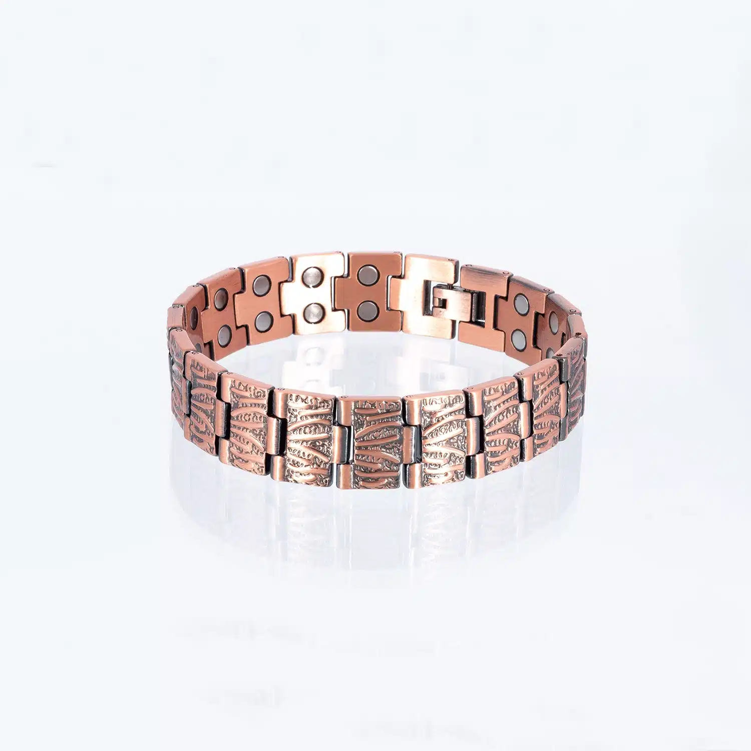 Ein doppelreihiges Magnetarmband aus Kupfer mit einer wunderschönen Struktur