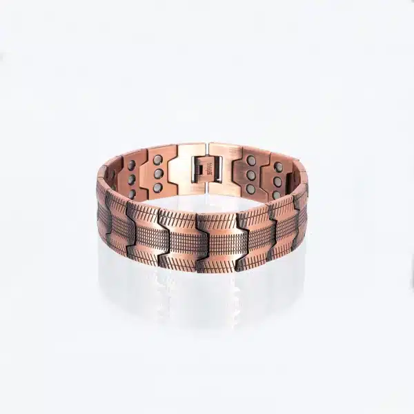 Ein dreireihiges Magnetarmband aus Kupfer mit einer grafischen Struktur