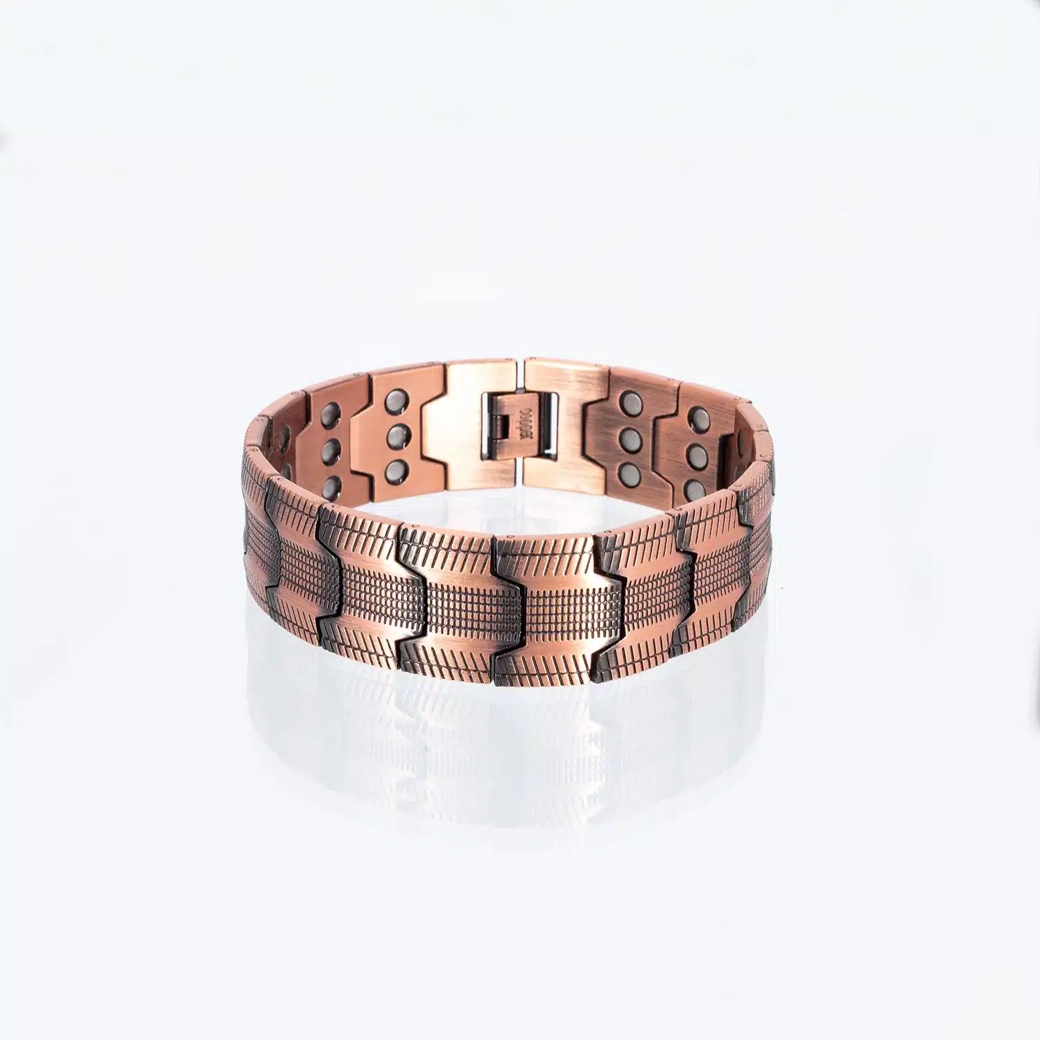 Ein dreireihiges Magnetarmband aus Kupfer mit einer grafischen Struktur